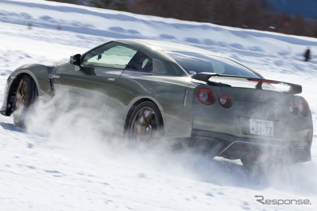 自動車部の学生が氷上で日産車を振り回す！本命はGT-R＆Zかと思いきや…？