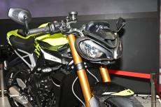 Moto2技術をフィードバックした3気筒ネイキッド、トライアンフ『ストリートトリプル』…東京モーターサイクルショー2023