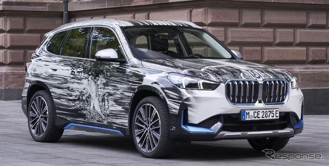 BMWのコンパクト電動SUV『iX1』、アートカーをドイツで発表