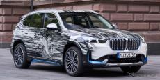 BMWのコンパクト電動SUV『iX1』、アートカーをドイツで発表