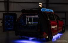 トヨタのミニバン、移動DJブースに変身…2万5000Wアンプ＋60スピーカー搭載