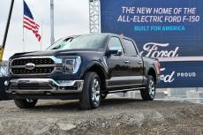 フォードの大型ピックアップトラック『F-150』、2024年型を間もなく発表へ…ティザー