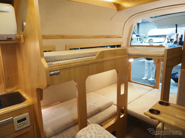 2人×2段の拡張常設ベッドが斬新！：カトーモータース「ブルームーンEX」…名古屋キャンピングカーフェア2023オータム