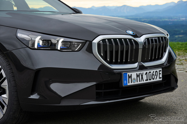 BMW 5シリーズ セダン、新型は全車電動化…納車開始