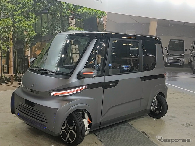 4WSで横にも走る軽EV「FOMM TWO」がデモ走行…ジャパンモビリティショー2023