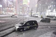 関東甲信で大雪、東名・首都高など「予防的通行止め」実施［新聞ウォッチ］