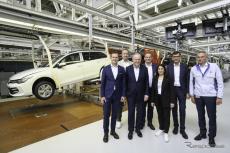 VW『ゴルフ』、生産50周年を祝う…次世代モデルは電動化へ