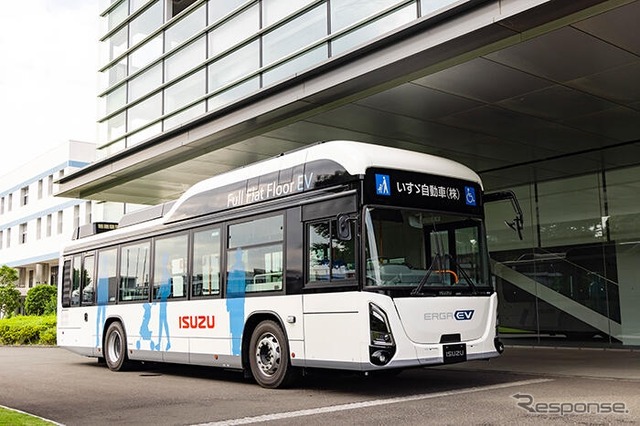 いすゞ、国産初のフルフラットEVバスを運行開始---藤沢工場の構内循環バス