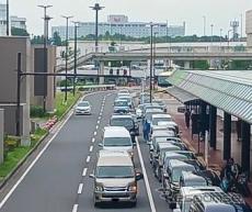 道路を一部封鎖、二重駐車の解消なるか…成田空港で試験開始