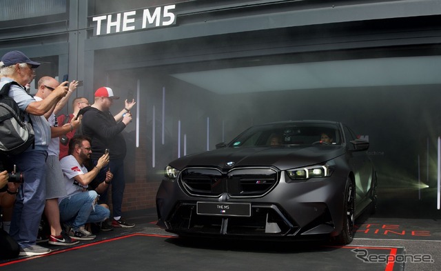BMW『M5』新型、ワールドプレミアの瞬間…グッドウッド2024