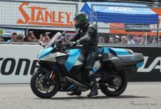 カワサキの「水素エンジンバイク」、鈴鹿8耐で世界初のサプライズ走行！
