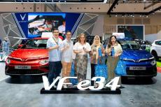 ビンファスト、電動SUV『VF e34』をモーターショーで納車　インドネシア初の顧客に
