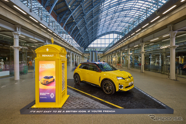 EVになった『ルノー 5』を展示中、英国ロンドン国際駅の一角がフランス・パリの石畳に