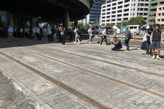 廃止された路面電車の線路が舗装の下から出てきた！　東京の神田川白鳥橋