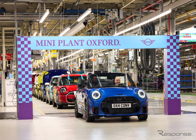 MINI『クーパー・コンバーチブル』、本拠地英国で9年ぶりにラインオフ