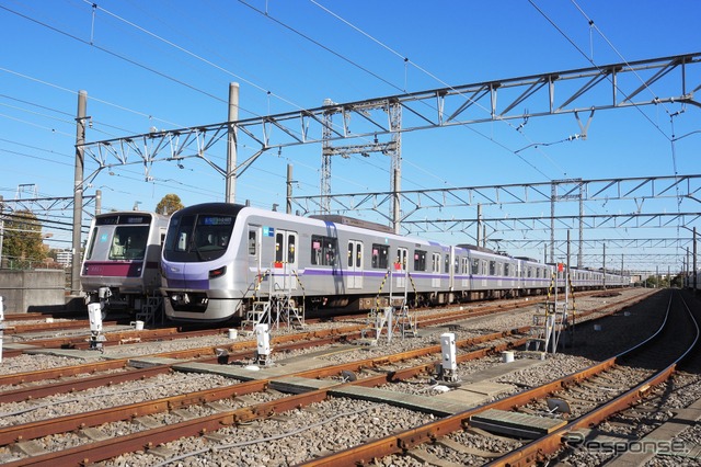 半蔵門線の最新車両を有楽町線の新富町駅で撮影できる！---東京メトロ×はとバス共同企画