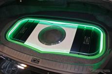 低音を「感じる」から「聴く」へ。カーオーディオを格上げする前方定位 