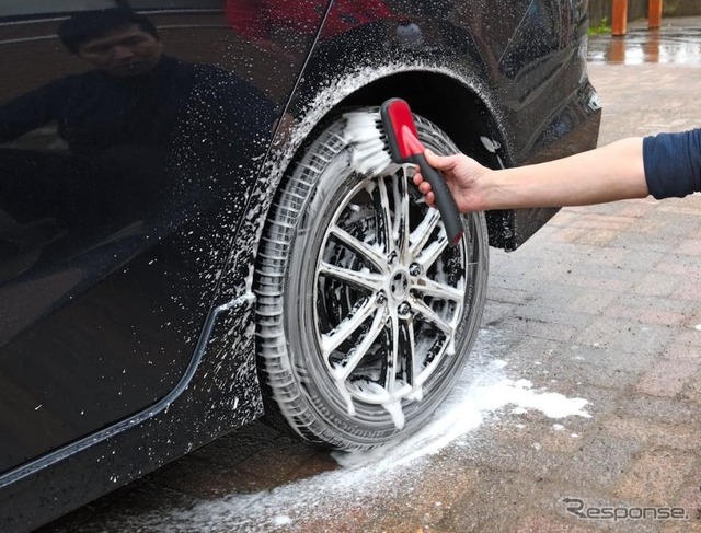 コメリが洗車グッズの新商品を発売、撥水力2倍のカーワックススプレー