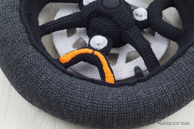 なぜ実物大で再現した!?『トリシティ300』のタイヤを手芸作品に