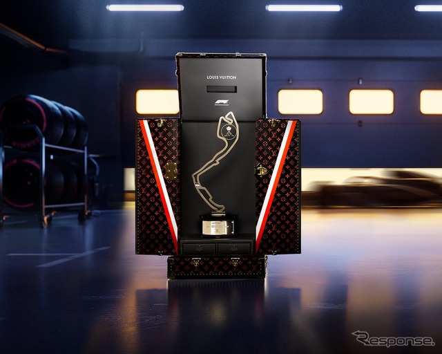 ルイ・ヴィトン、赤いモノグラムの特注トロフィー・トランク製作…F1