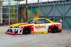 スッパイマン er34 スッパイマンとLIBERTY WALKが異色コラボ、R34『スカイライン』を昭和