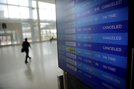 米航空大手3社、5月から旅客に顔の覆いを義務付け