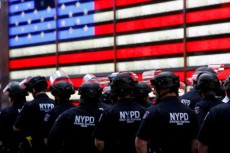 米ＮＹ市、警察予算削減盛り込む予算案可決　「不十分」との声も