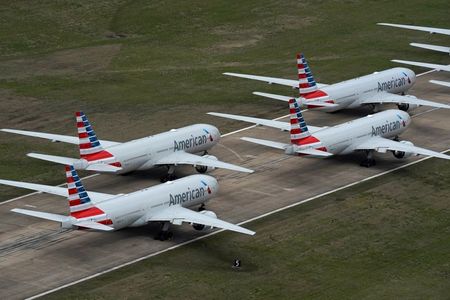 アメリカン航空の乗客数制限撤廃、米衛生専門家らが批判