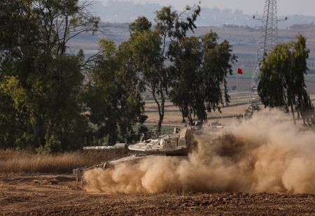 イスラエル首相、ハマス壊滅を再表明　ガザ南北で戦車前進