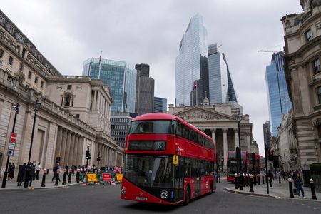 英中銀、4年5カ月ぶり利下げ　5対4の決定　総裁「今後は慎重」