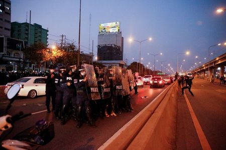 タイの反政府デモ、警官がゴム弾で威嚇　36人が負傷