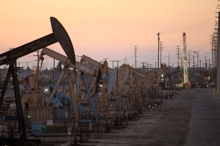 原油先物下落、米加州のコロナ制限再導入で需要懸念広がる