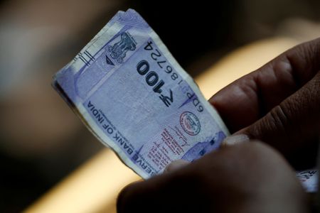 インド中銀、ルピー下支えにドル売り介入のもよう＝市場関係者