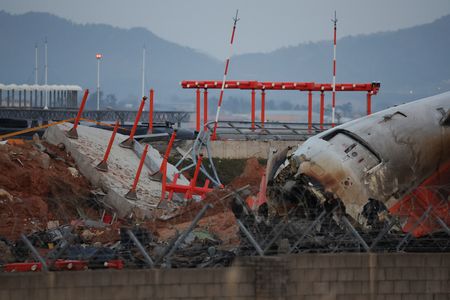 チェジュ航空と空港運営会社を捜索、韓国機事故　音声データ作業終了