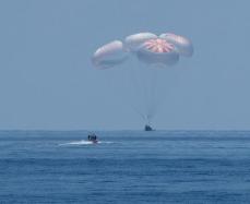 スペースＸの有人宇宙船、地球に無事帰還