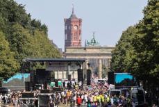ベルリンでマスク着用などの規制に抗議デモ、自由を主張