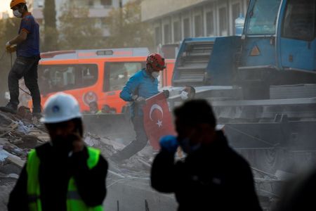 トルコ沖地震、死者100人に　救助続く