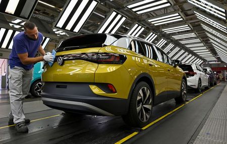 独ＶＷ、中国市場に電気自動車2車種を投入　テスラに攻勢