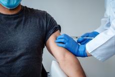 英国、コロナワクチンの副作用は現行賠償制度でカバーへ