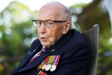 医療支援呼び掛けた100歳の英男性が死去、英雄との賞賛相次ぐ