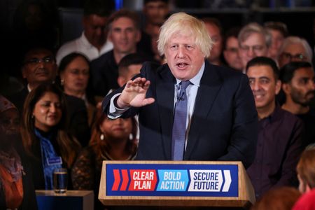 ジョンソン元英首相が選挙集会で演説、土壇場で保守党支持訴える