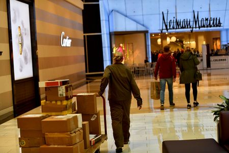 米高級百貨店サックスが同業ニーマン・マーカス買収、アマゾンなど支援