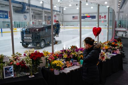 米旅客機事故、55人の身元確認　ヘリは指定高度より高く飛行か