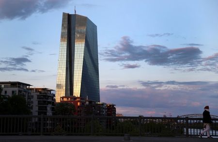 ＥＣＢ、新型コロナ対策の緊急債券購入策を拡充　1.35兆ユーロに