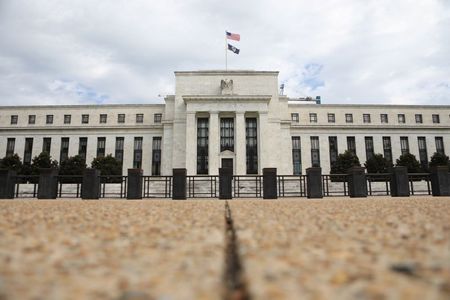 米ＦＲＢ当局者、2.4％前後のインフレ率に違和感ないと示唆