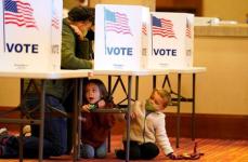 写真で見る米大統領選：家族連れで投票する有権者
