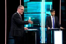 スナク英首相と労働党党首、経済巡り激論　総選挙に向け初討論会