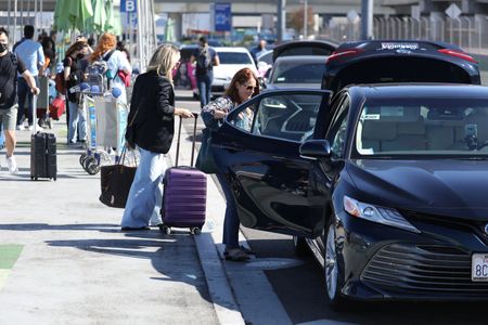 アングル：テスラ運転支援技術、規制すり抜けライドシェアで急拡大　安全懸念も