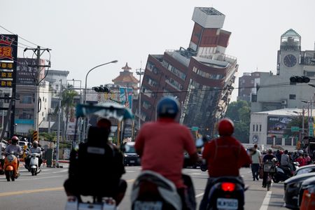 台湾地震の死者10人に、負傷者1000人超える　ヘリで6人救出