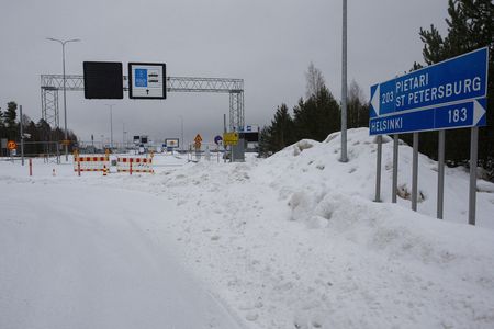 フィンランド、ロシア国境検問所の閉鎖を無期限延長 